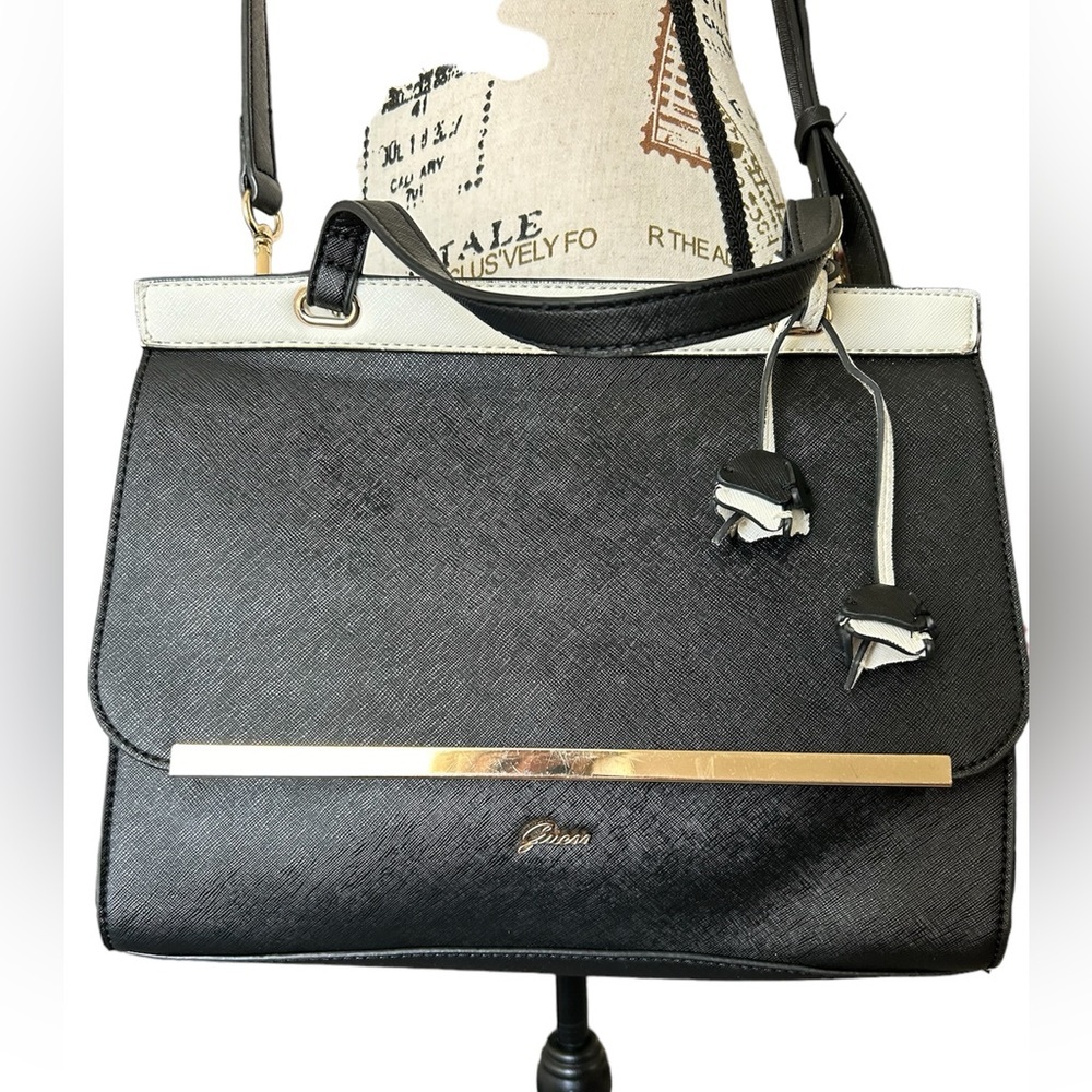 5/$25 GUESS black and white vegan leather purse with gold and flower det… - Picture 3 of 12